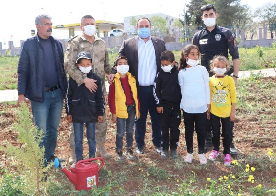 Ekinci, polislerle fidan dikti