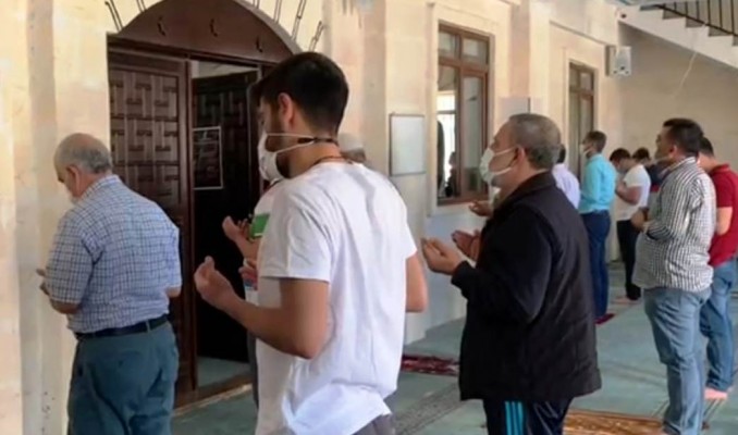 Eller yağmur için semaya kalktı