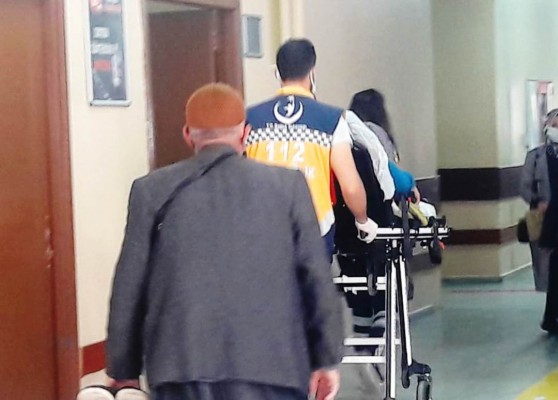 İftar yemeği yaparken bıçakla bileğini yaraladı