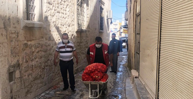 İhtiyaç sahiplerine patates ve soğanlar kapıda teslim ediliyor