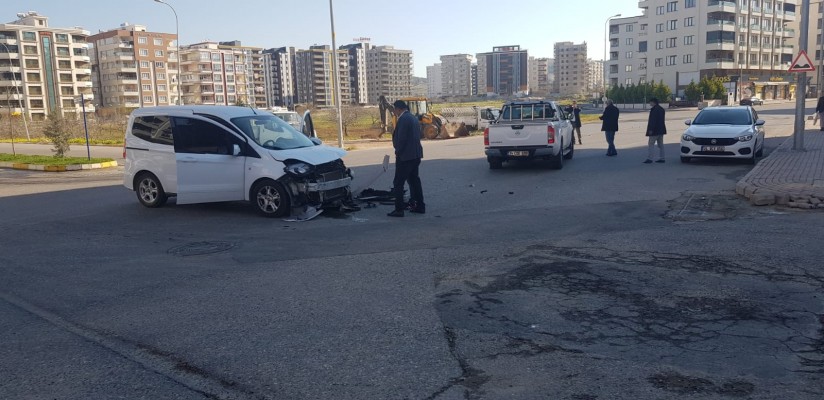 Karaköprü’de iki araç çarpıştı