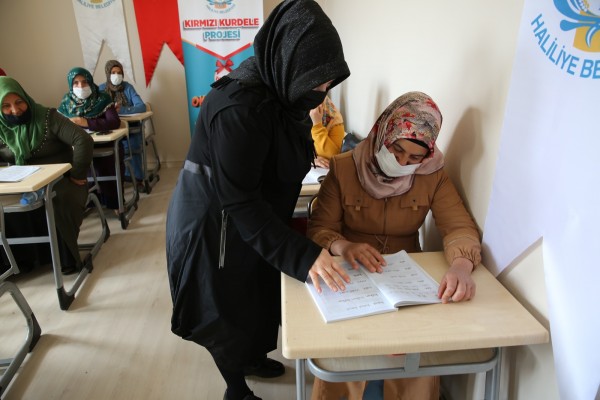 Kırmızı Kurdele Projesi ile kadınlar okuma- yazma öğreniyor