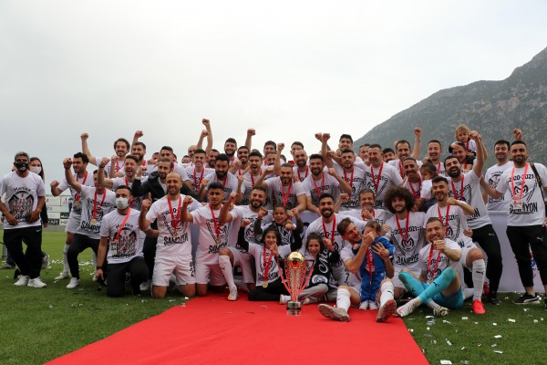 Manisa FK kupasını aldı