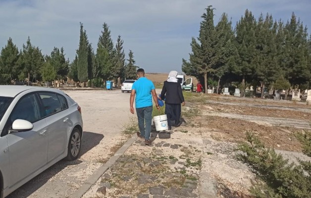 Mezarlıktaki musluklardan su gelmeyince vatandaşlar tepki gösterdi