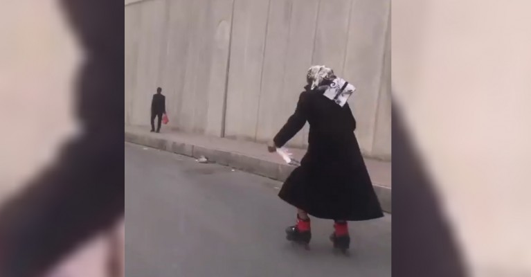 Şanlıurfa trafiğinde 'patenli nine' tiplemesi