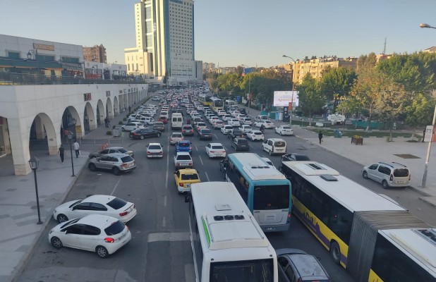 Urfa'da kısıtlama öncesi trafik kilitlendi