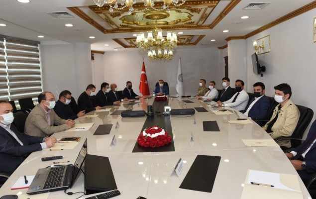 Vali'den kaymakamlarla toplantı