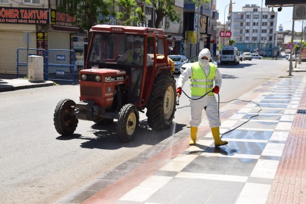 Viranşehir’de caddeler ilaçlandı