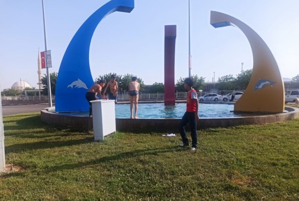 Çocukların süs havuzunda tehlikeli oyunu!