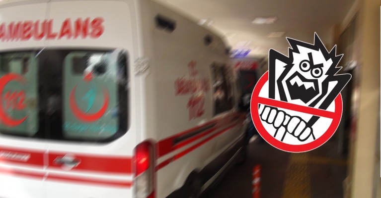 Otomobil refüje çarptı: 3 yaralı