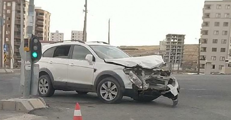 Şanlıurfa'da araç sinyalizasyona çarptı!