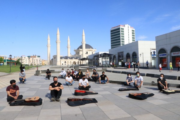 Şanlıurfa'da müzisyenlerden sessiz oturma eylemi