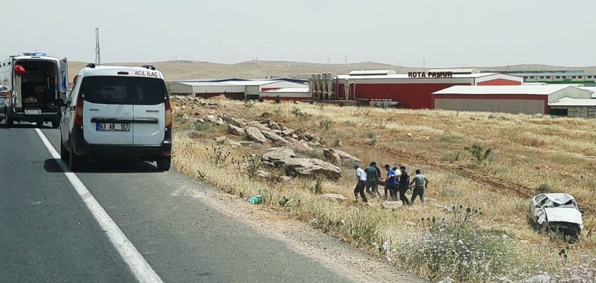 Şanlıurfa'da otomobil şarampole devrildi