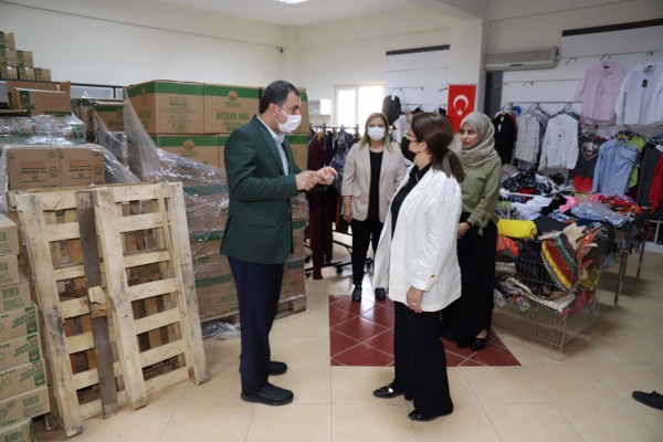 Sosyal market ihtiyaç sahiplerine destek sağlıyor