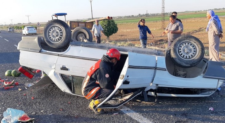 Akçakale’de otomobil takla attı