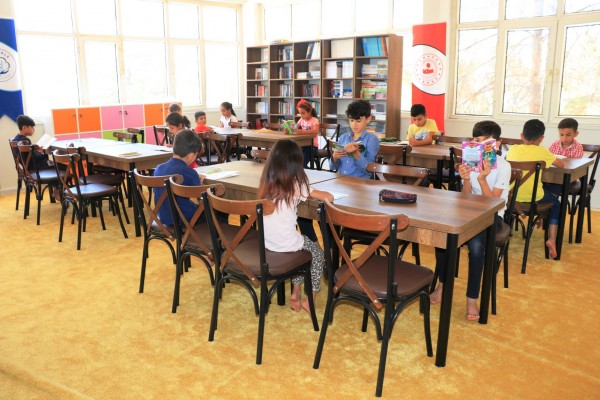 Atıl durumdaki bina kütüphaneye dönüştürüldü