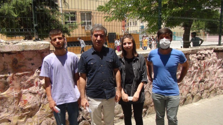 Baba ve 3 çocuğu YKS sınavına birlikte girdi