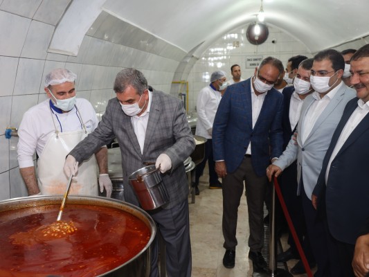 Başkanlar kendi elleriyle yemek dağıttı