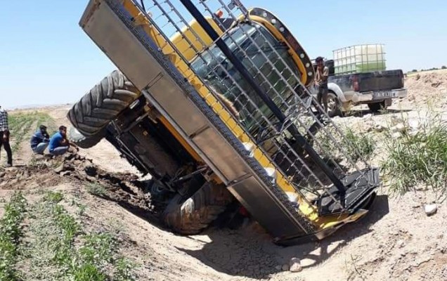 Biçerdöver hasat yaparken devrildi