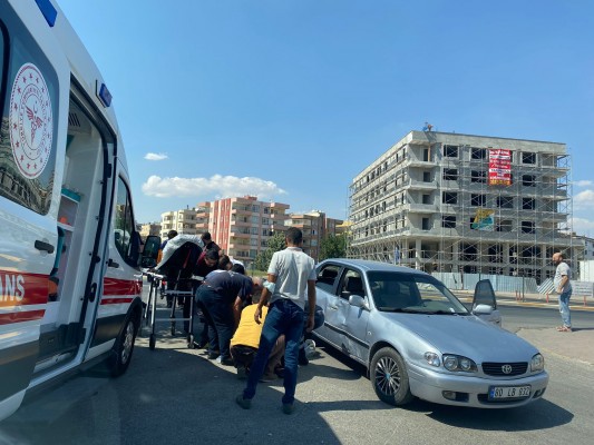 Motosiklet ile otomobil çarpıştı: 2 yaralı