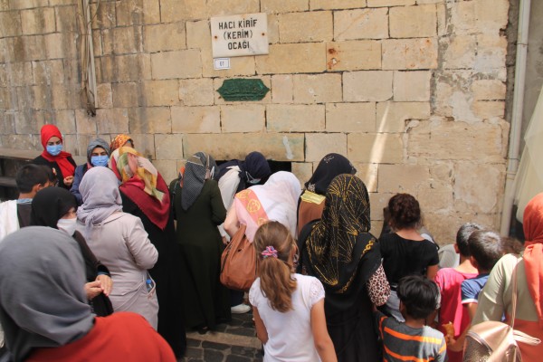 Öğrenciler sınav öncesi türbelere giderek dua etti