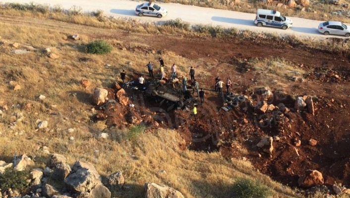 Şanlıurfa’da otomobil uçuruma devrildi