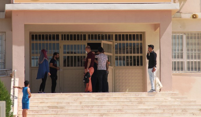 Sınava geç kalan öğrenciler, sınıflara alınmadı