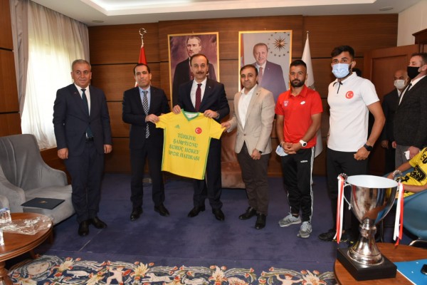 Süper Lige çıkan Suruç Hokey Takımı Vali Erin’i ziyaret etti