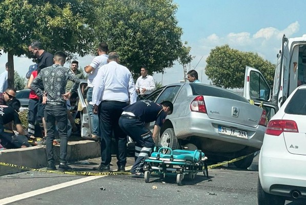 Kamyon ile otomobil çarpıştı: 2 ölü, 1 yaralı (EK)