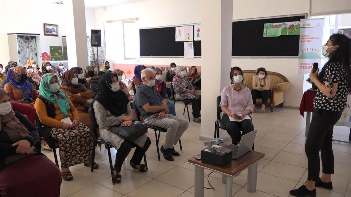 Kurs gören kadınlara farkındalık eğitimi verildi