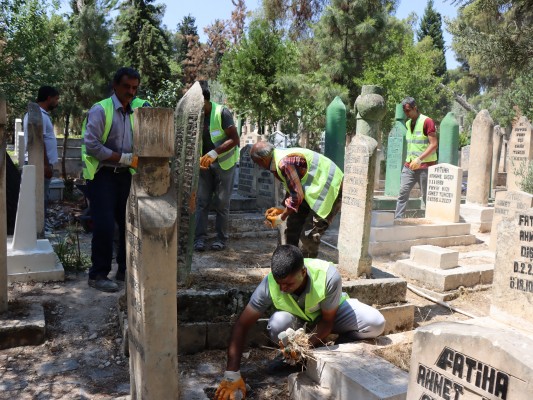Şanlıurfa'da mezarlıklar Kurban Bayramı'na hazır