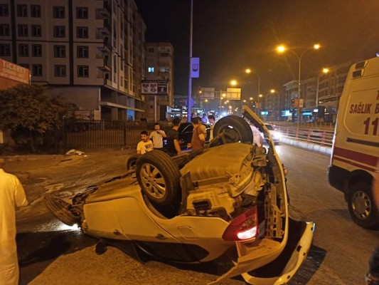 Direğe çarpan otomobil takla attı: 2 yaralı