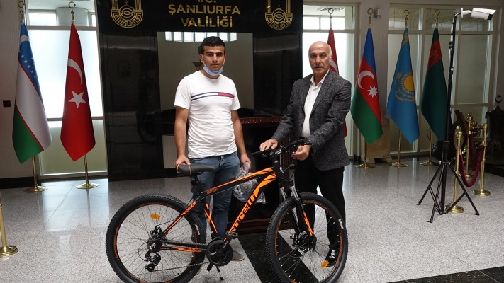 Şanlıurfa’da aşı olan gençler hediyelerini aldı