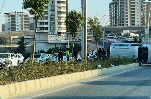 Şanlıurfa'da otomobil ile hafif ticari araç çarpıştı