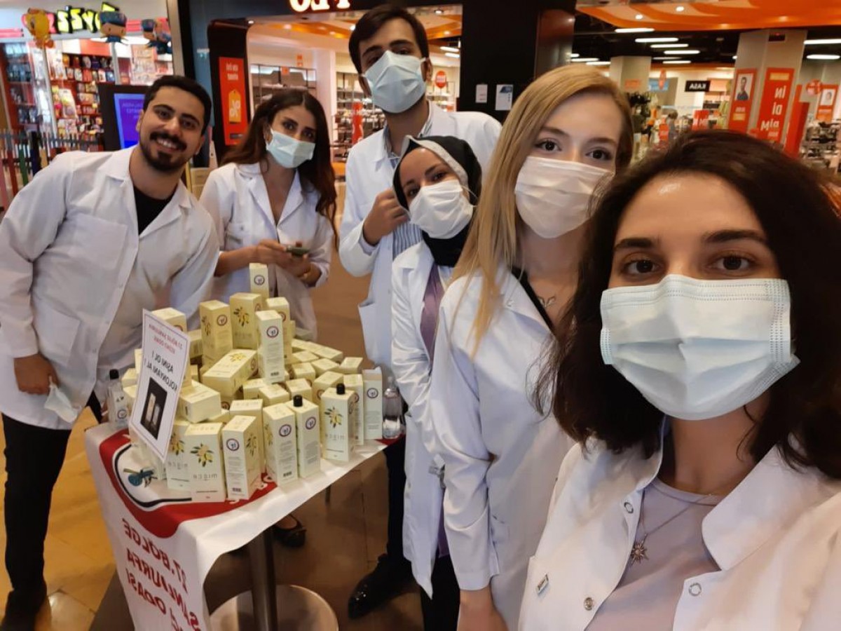 Aşı olana kolonya hediye ettiler