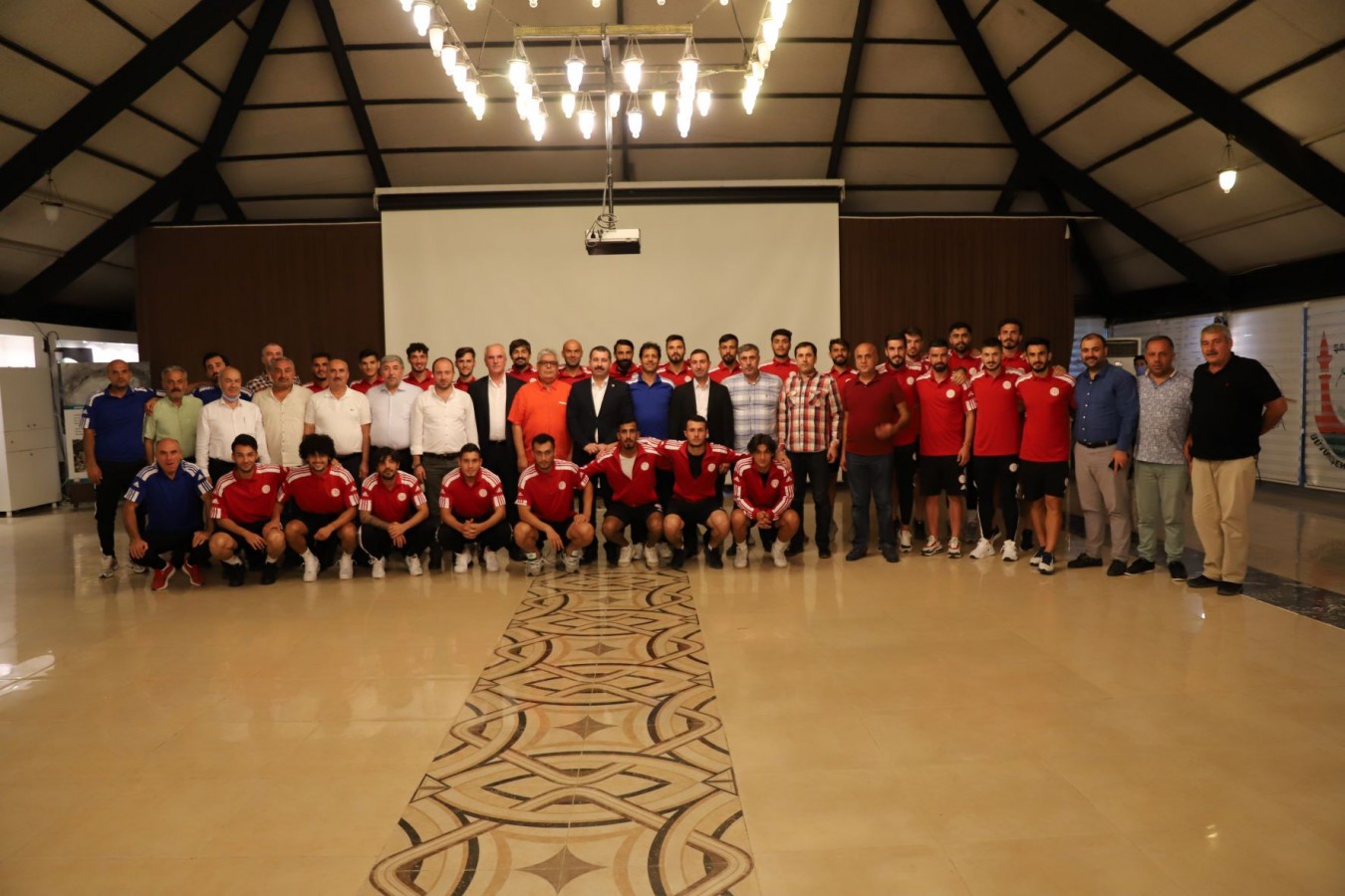 Baydilli, futbolcularla yemekte buluştu