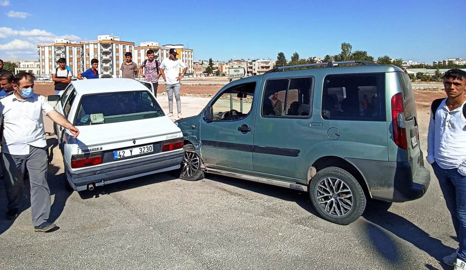 Şanlıurfa'da otomobil ile kamyonet çarpıştı