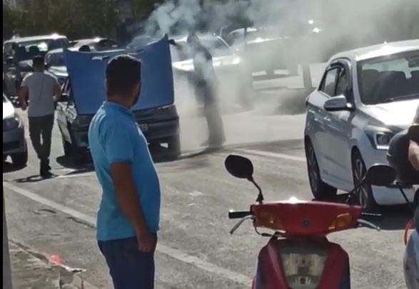Şanlıurfa'da seyir halindeki araç bir anda alev aldı