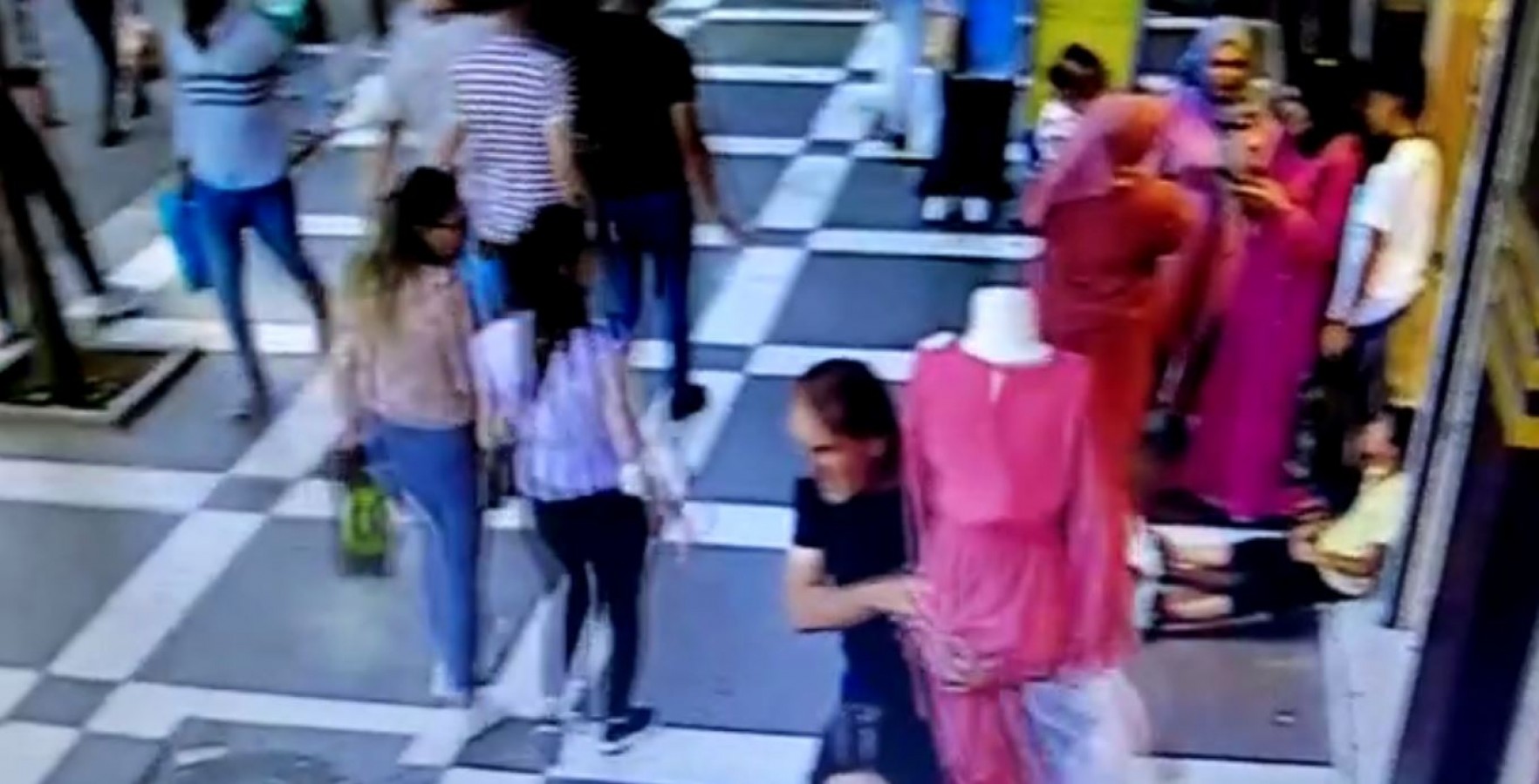 Urfa'da mağaza önünde duran cansız mankeni çaldı!