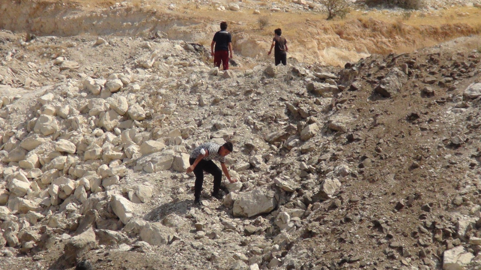 Urfa’da öğrenciler okula dağları taşları aşarak ulaşıyor!