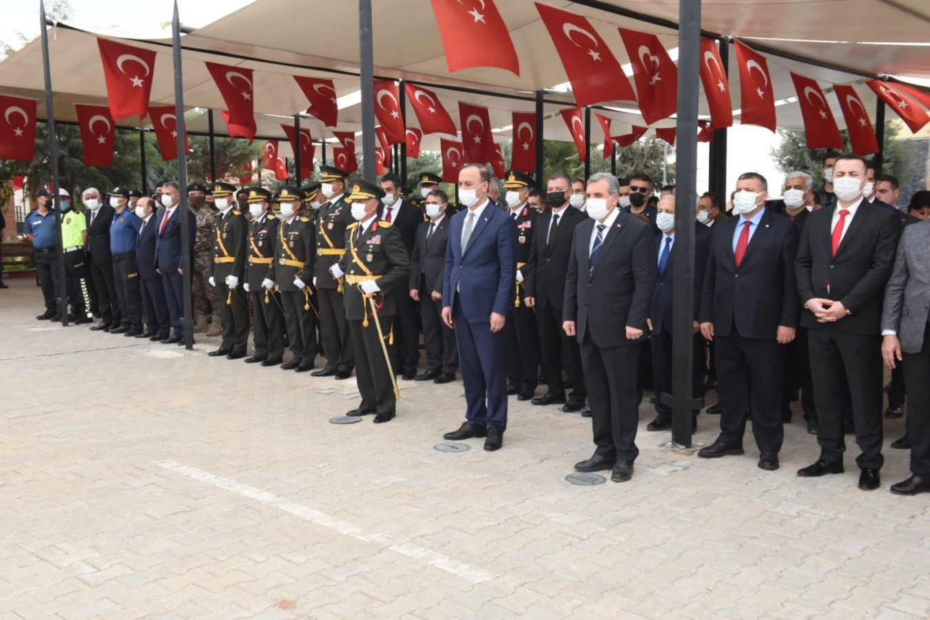 Cumhuriyet Bayramı çelenk sunumuyla başladı