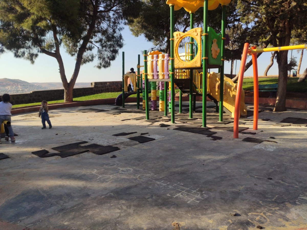 Urfa'da bağımlılar parkın oyun alanını harabeye çevirdiler!