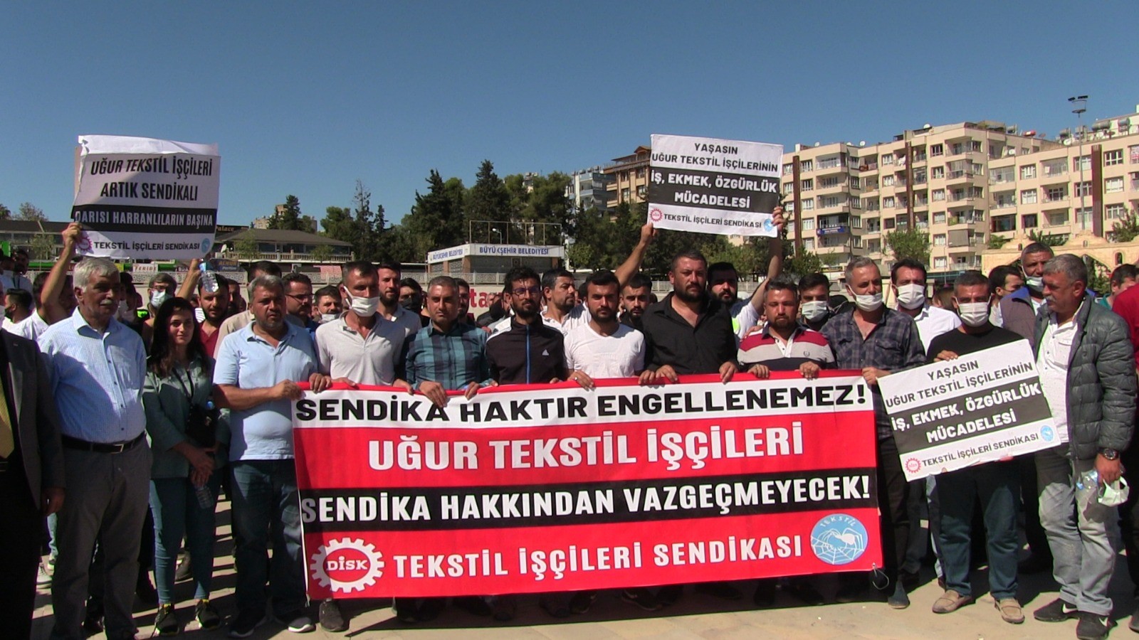 Urfa'da işten çıkarılan yüzlerce işçi hakkını arıyor!