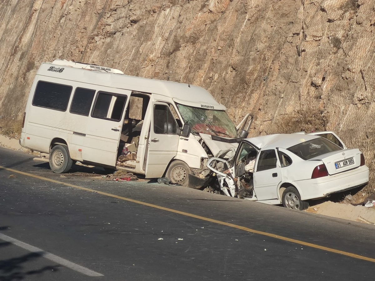 Urfa'da minibüsle otomobil çarpıştı: 1 ölü, 16 yaralı