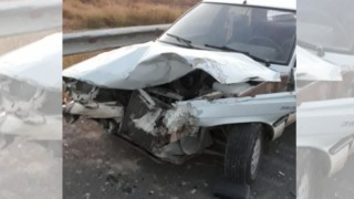 Urfa'da otomobil bariyerlere çarptı