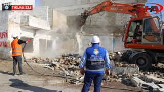 Haliliye'de riskli ve metruk binalar yıkılıyor