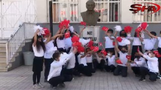 Besteledikleri 23 Nisan şarkısı coşkuyla söylediler