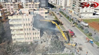 Urfa'da hasarlı binalar yıkılıyor