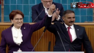 Akşener, Yetim'e rozeti taktı...