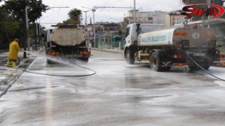 Haliliye’de selin izleri köpüklü su ile temizleniyor